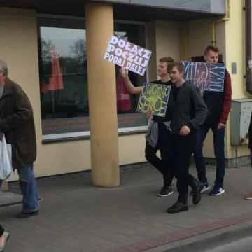 Uliczny happening uczniów Mechanika