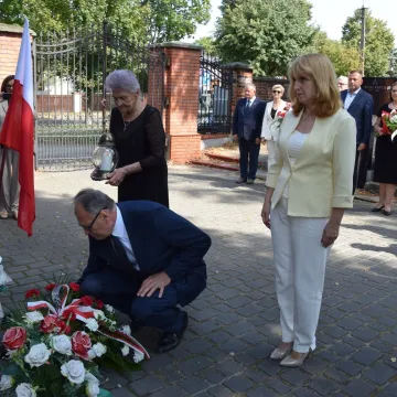 Kwiaty i zaduma w 86. rocznicę wybuchu wojny