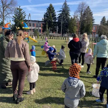 Zajączek ukrył się w PP nr 5 w Radomsku. Dzieci ruszyły na poszukiwania