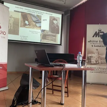[WIDEO] Poszukiwania szczątków kapitana Stanisława Sojczyńskiego-Warszyca. Wykład dr Krzysztofa Latochy w Muzeum Regionalnym w Radomsku