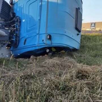 Pijany kierowca ciężarówki wjechał do rowu