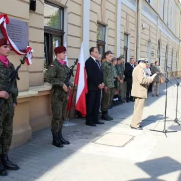 Odsłonięcie tablicy poświęconej żołnierzom KWP