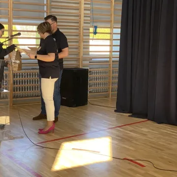 Foto budka, pokazy, poznawanie szkoły. Dzień  Otwarty w ZSP w Kamieńsku