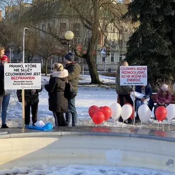 „Zjednoczeni dla Wolności” protestowali w Radomsku przeciwko rządowym obostrzeniom