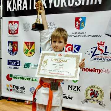 Mistrzowskie pasy w karate dla Natalii Dudek i Marty Łysik z KSW Bushi Radomsko