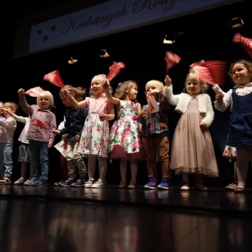 Dzieci z PP nr 9 w Radomsku wystąpiły w MDK dla mamy i taty