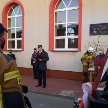 Nowy wóz strażacki w garażu druhów OSP Kamieńsk