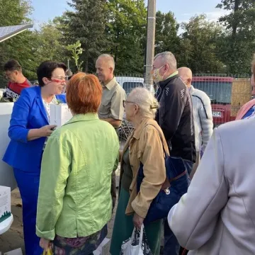 Poseł Anna Milczanowska rozdawała sadzonki z autografem pary prezydenckiej