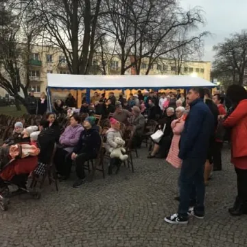 Tort i koncert na Święto Niepodległości