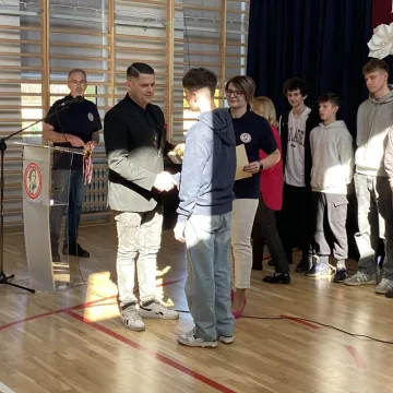 Foto budka, pokazy, poznawanie szkoły. Dzień  Otwarty w ZSP w Kamieńsku