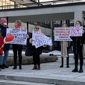 „Zjednoczeni dla Wolności” protestowali w Radomsku przeciwko rządowym obostrzeniom