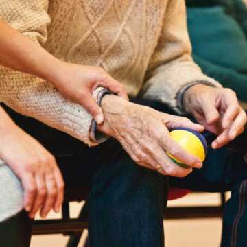 3 rzeczy, które musisz wiedzieć, jeżeli interesuje Cię opieka nad starszymi osobami