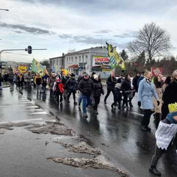 [WIDEO] Orszak Trzech Króli 2025 w Radomsku. „Kłaniajcie się królowie!”