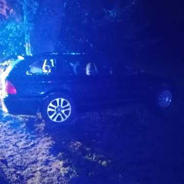 Kierująca BMW 19-latka uderzyła w drzewo. Trafiła do szpitala