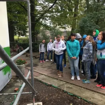 Malowanie muralu w bibliotece rozpoczęte