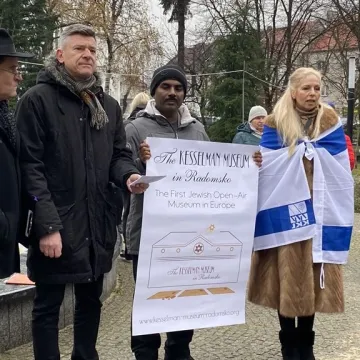 Chanuka w Radomsku. Było odpalenie świec, śpiew i pączki