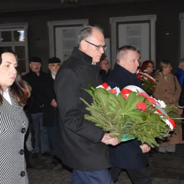 Modlitwa i złożenie kwiatów. Radomsko upamiętnia ofiary stanu wojennego