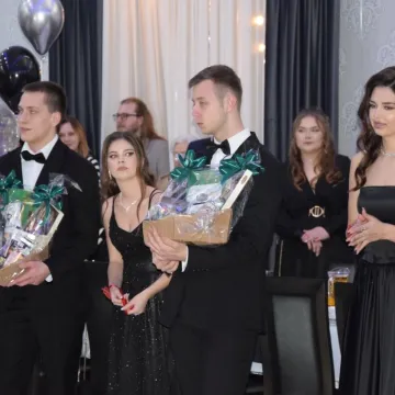 Szampańska zabawa studniówkowa ZSE w Radomsku