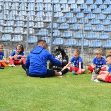 Mali piłkarze na dużej murawie