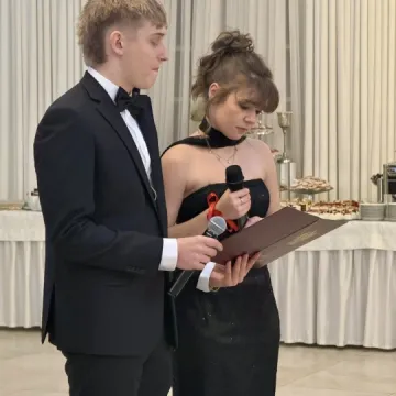 Odliczanie do matury rozpoczęło się eleganckim balem w LO Przedborzu