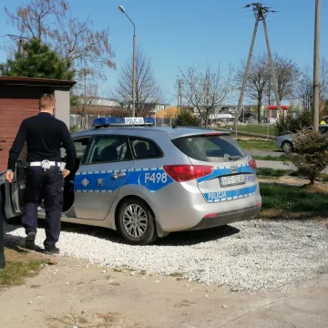 Uderzył w słup oświetleniowy, po czym uciekł z miejsca zdarzenia