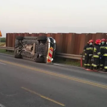 Wypadek w okolicach Kamieńska. 2 osoby trafiły do szpitala