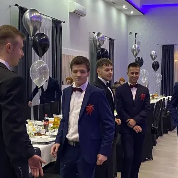 Szampańska zabawa studniówkowa ZSE w Radomsku