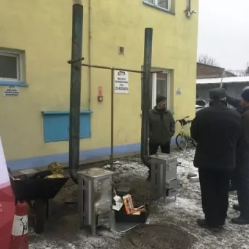 Pokaz ekologicznego palenia w piecu 