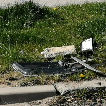 Uderzył w słup oświetleniowy, po czym uciekł z miejsca zdarzenia