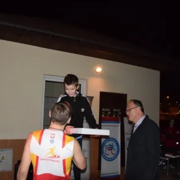 Nocne bieganie po placu targowym 