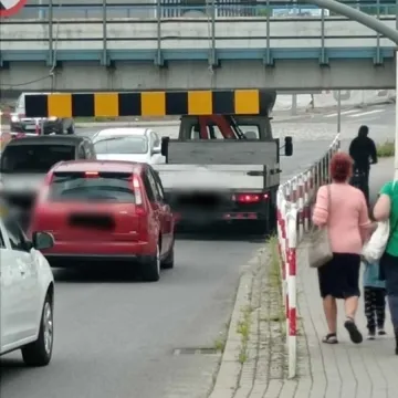 Kierowca się przeliczył i utknął pod „mostkiem” w okolicy Era Parku