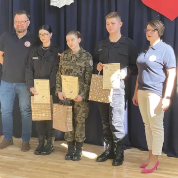 Foto budka, pokazy, poznawanie szkoły. Dzień  Otwarty w ZSP w Kamieńsku