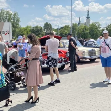 Klasyki zaparkowały w Radomsku. Trwa Auto-Moto Weteran 5