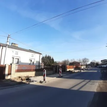 Ulica Wymysłowska z nowym chodnikiem 