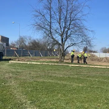 Wbito symboliczną łopatę. W Radomsku ruszyła budowa bloków SIM