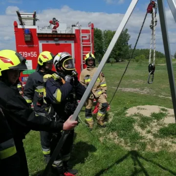 Strażacy uratowali kota z dwudziestometrowej studni