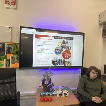 Foto budka, pokazy, poznawanie szkoły. Dzień  Otwarty w ZSP w Kamieńsku