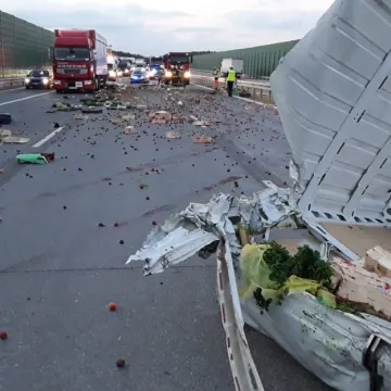 Wypadek busa na A1. Na drogę wyspały się warzywa i owoce