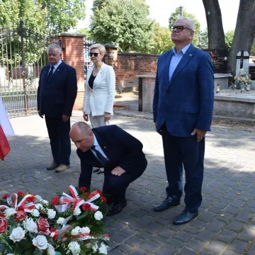 Kwiaty i zaduma w 86. rocznicę wybuchu wojny