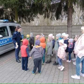 Przedszkolaki odwiedziły komendę policji. Zobaczyły m.in. areszt