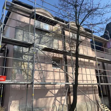 Trwa remont biblioteki w Radomsku. Zmienia się wnętrze i elewacja budynku