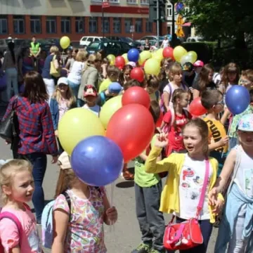 Barwny korowód z okazji Dnia Dziecka