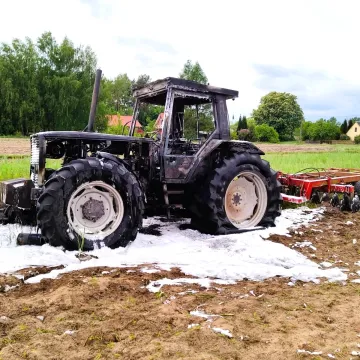 W Krerach spłonął ciągnik rolniczy