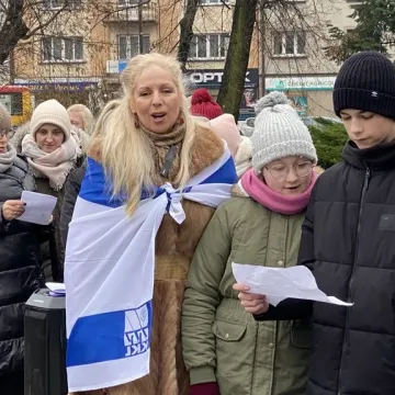 Chanuka w Radomsku. Było odpalenie świec, śpiew i pączki