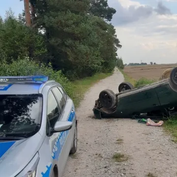 46-latka z odebranym prawem jazdy miała 3 promile. Spowodowała kolizję i uciekła. Jej samochód dachował