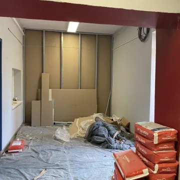 Trwa remont biblioteki w Radomsku. Zmienia się wnętrze i elewacja budynku