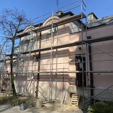 Trwa remont biblioteki w Radomsku. Zmienia się wnętrze i elewacja budynku