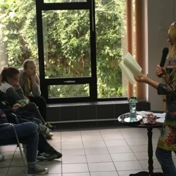 Spotkanie młodzieży z pisarką w bibliotece