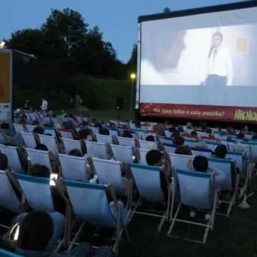 Seans filmowy pod chmurką w parku Solidarności