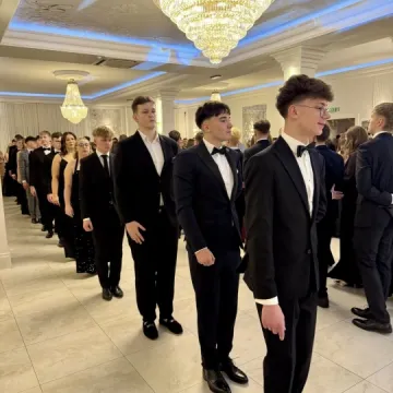 Odliczanie do matury rozpoczęło się eleganckim balem w LO Przedborzu